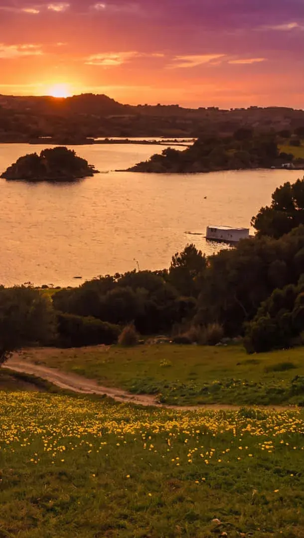 Sonnenuntergang über der Bucht von Addaia
