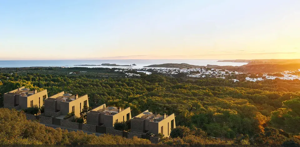 Les quatre villas au lever du soleil, la mer en arrière-plan