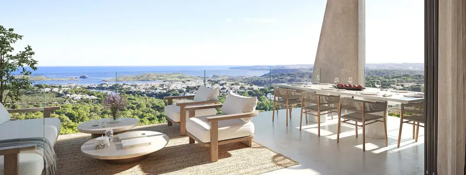Terrasse mit Essbereich im Freien und Blick auf die Bucht